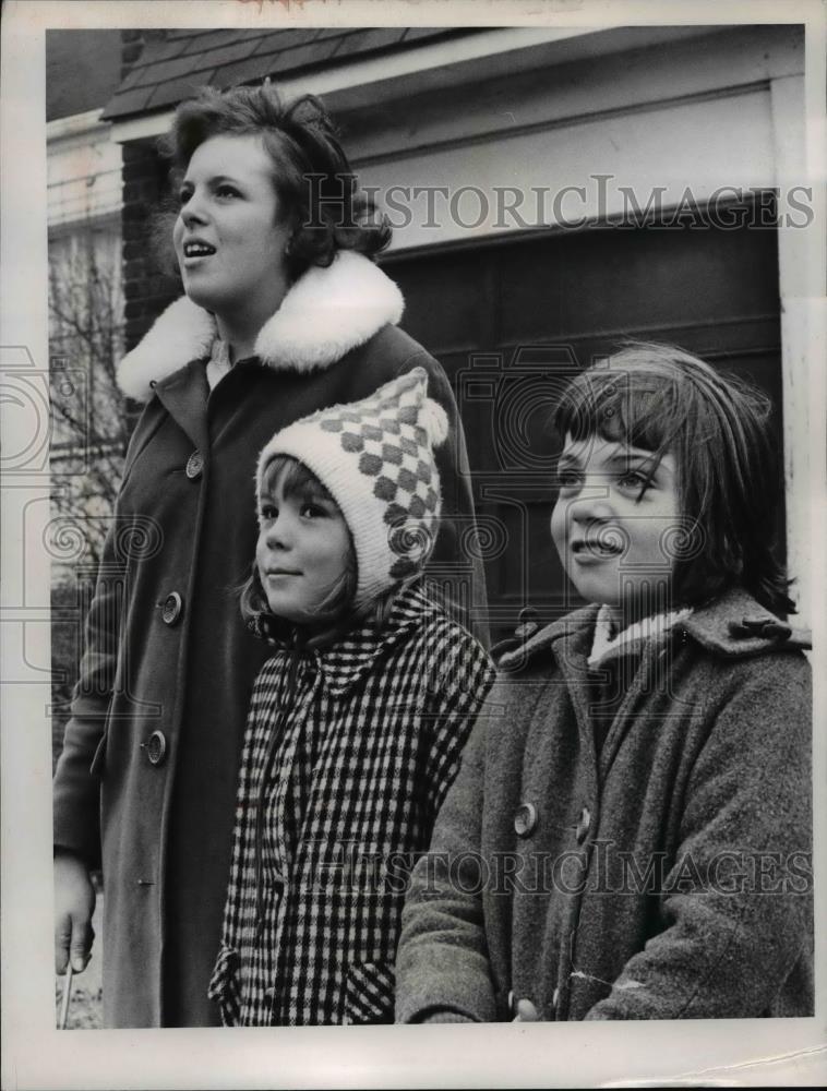 1966 Press Photo Owl watchers Pat, Cindy Stark &amp; Kim Rexrode of Cleveland - Historic Images