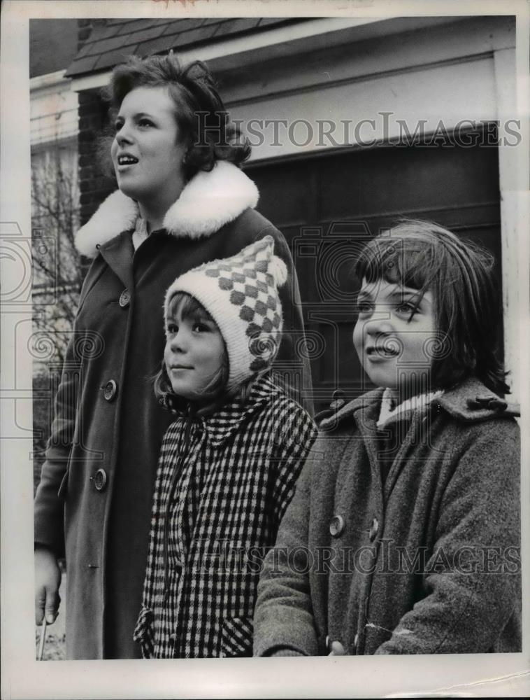 1966 Press Photo Owl watchers Pat, Cindy Stark & Kim Rexrode of Cleveland - Historic Images