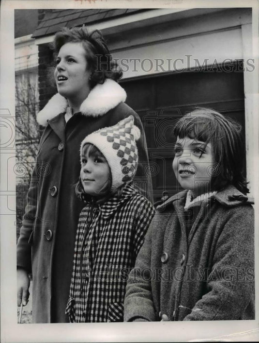 1966 Press Photo Owl watchers Pat, Cindy Stark & Kim Rexrode of Cleveland - Historic Images