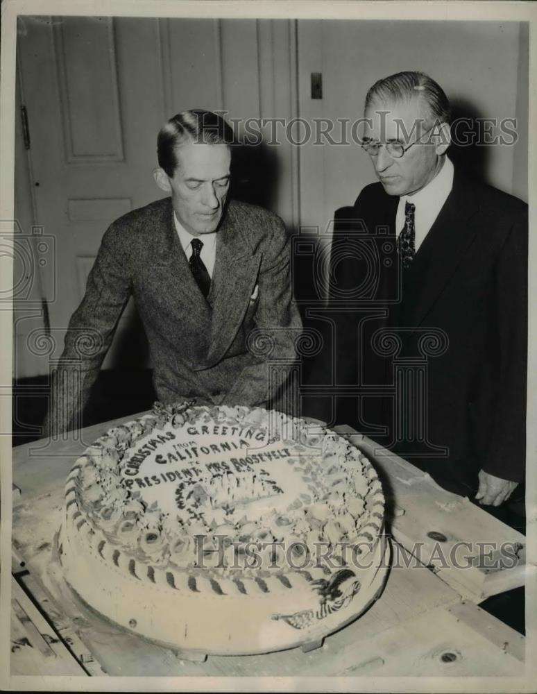 1938 Press Photo Marvin McIntyre FDR secy &amp; Xmas fruitcake from Rep CF Lea - Historic Images