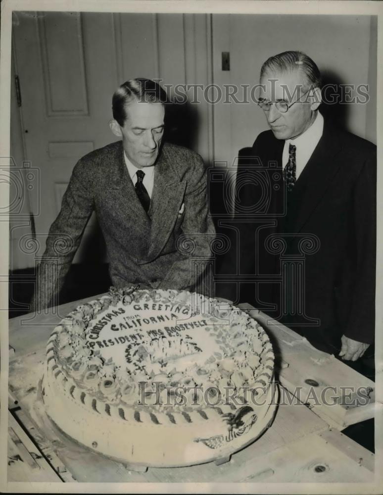 1938 Press Photo Marvin McIntyre FDR secy & Xmas fruitcake from Rep CF Lea - Historic Images