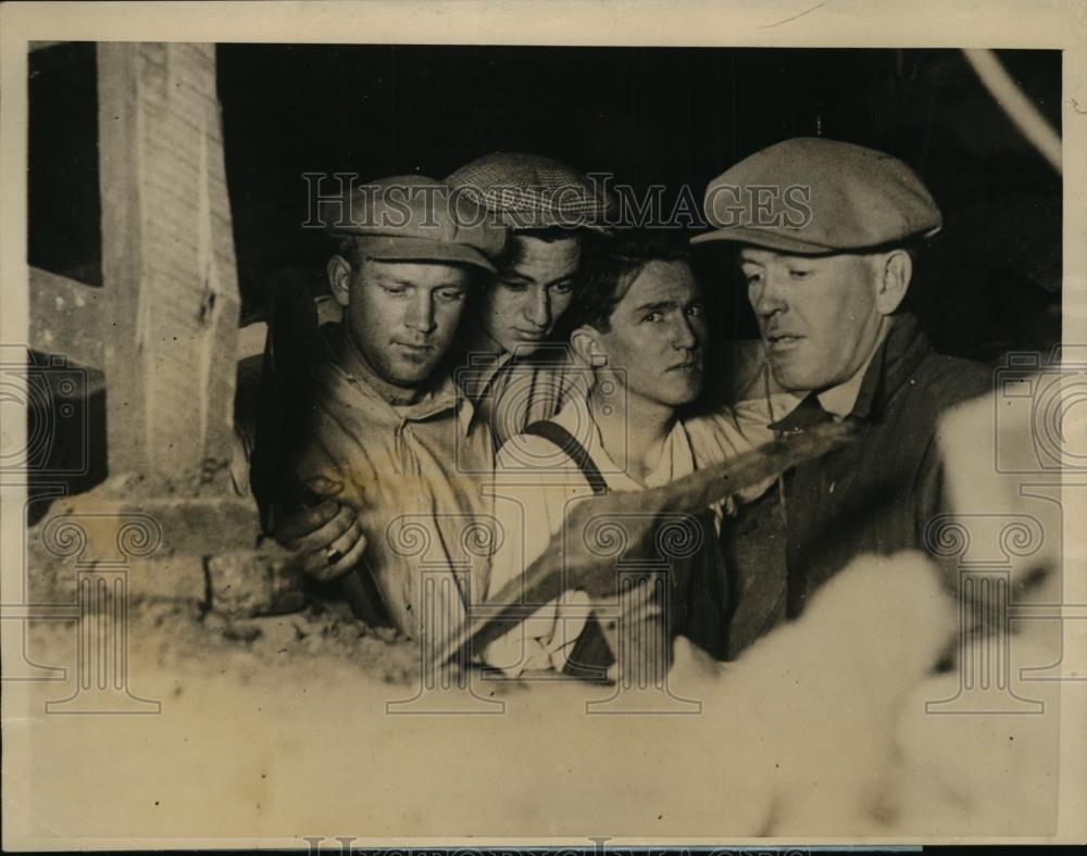 1927 Press Photo Whittier police aides digging in cellar to recover skeltons. - Historic Images