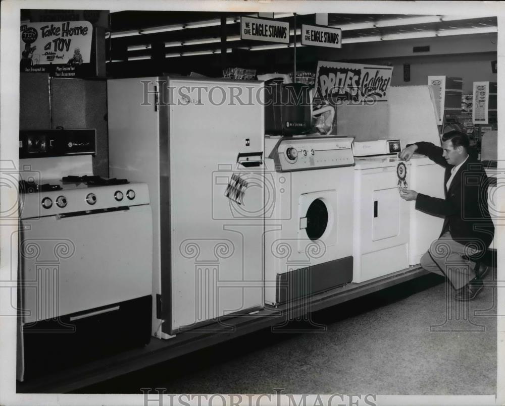 1958 Press Photo Store Manager Charles Edwards - Historic Images