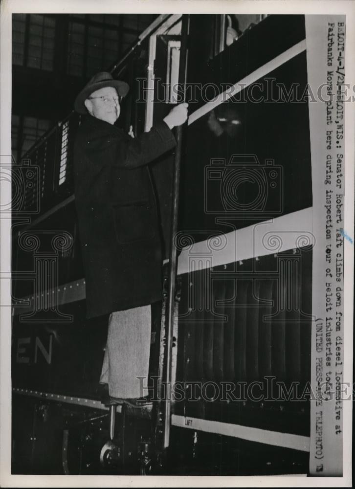 1952 Press Photo Ohio Senator Robert A. Taft Boarding Train - Historic Images