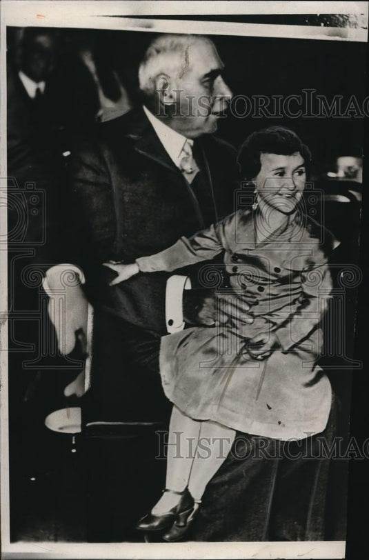 1933 Press Photo JP Morgan With Little Person. - Historic Images