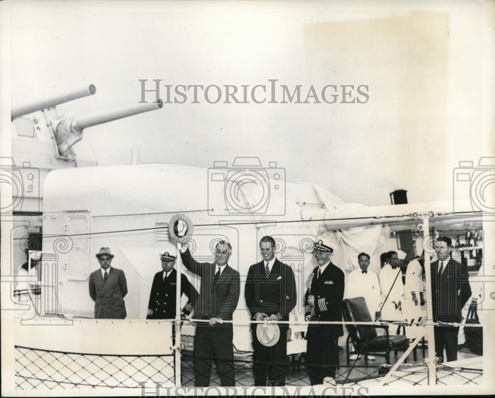 1937 Press Photo Pres. Roosevelt with son Elliot at cruiser Moffett. - Historic Images