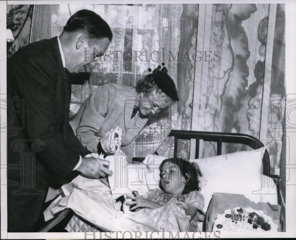 1954 Press Photo Governor Charley Jones &amp; Wife Playing Santa For Gladys Rozier - Historic Images