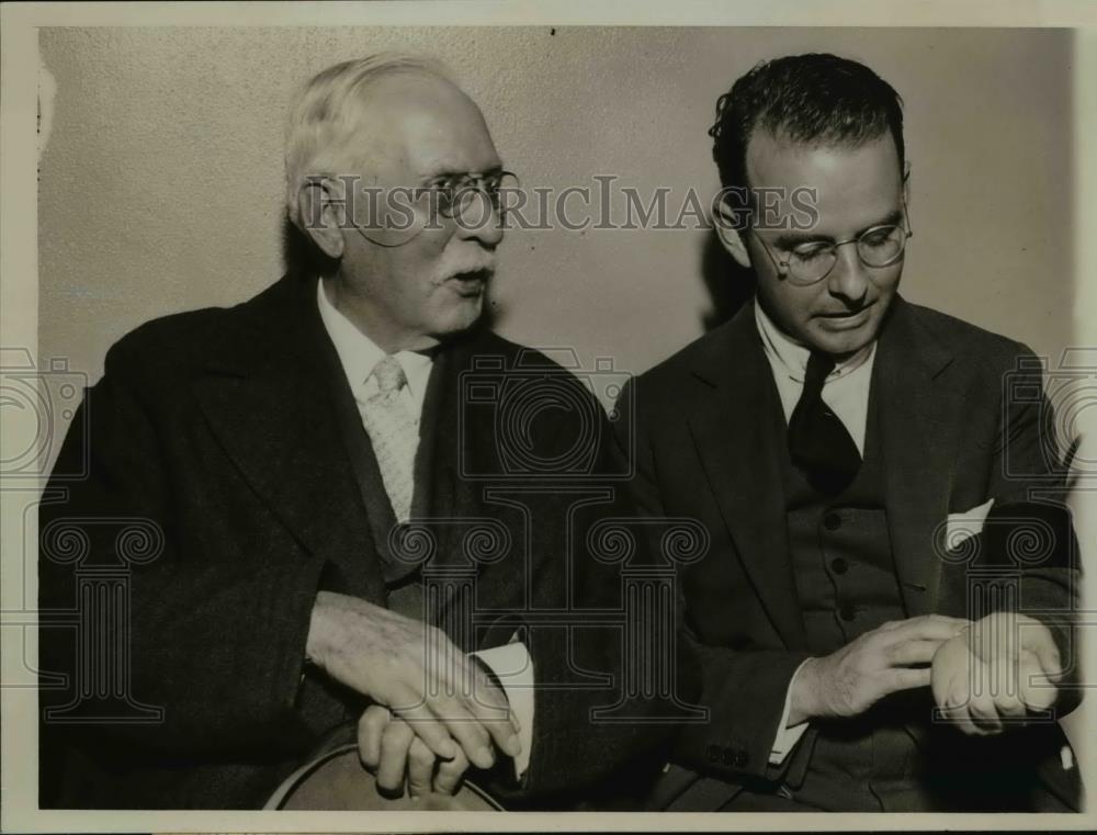 1934 Press Photo Samuel Insull and Samuel Jr awaiting jury selection for trial - Historic Images