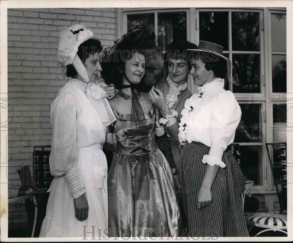 1971 Press Photo Women in costume for the Shaker Heights 50th anniversary - Historic Images