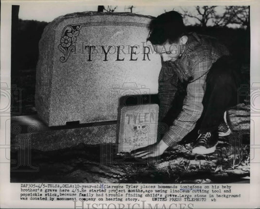 1954 Press Photo Clarence Tyler at 10 placed homemade tombstone-brother's grave - Historic Images