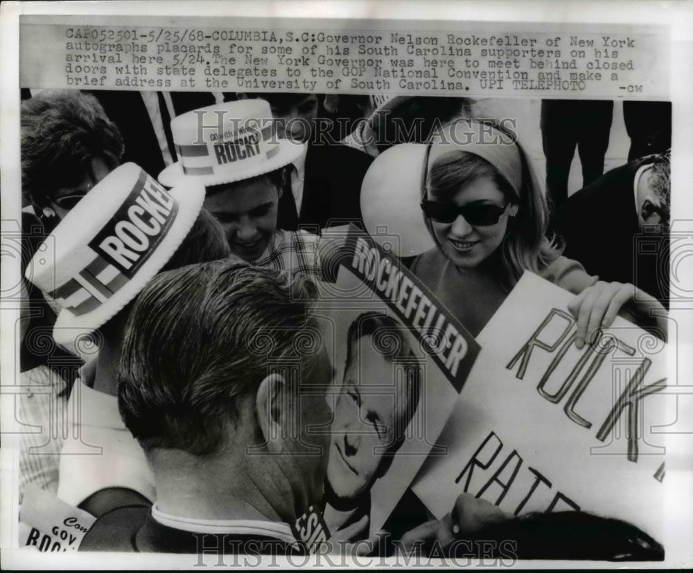 1968 Press Photo Governor Nelson Rockefeller of New York Autographing Placards - Historic Images