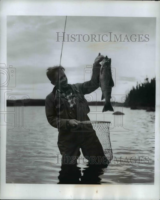 1965 Press Photo Dick Wolff, NEA's Fishing Expert, Goes After & Gets Big Ones - Historic Images