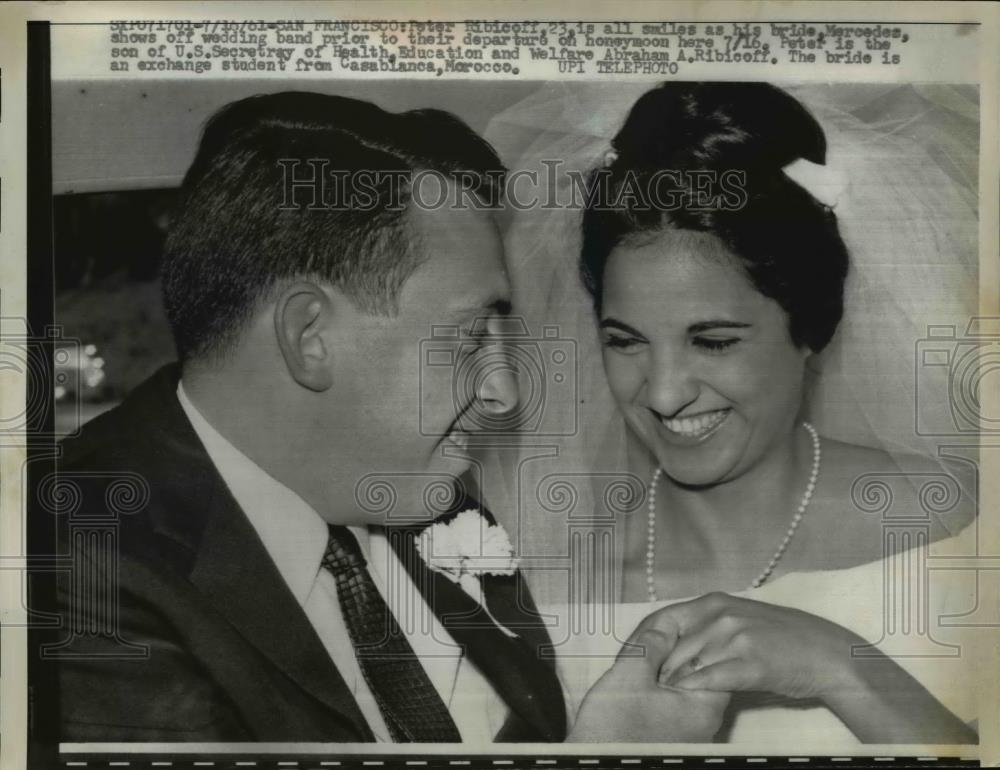 1961 Press Photo Peter Ribicoff and bride Mercedes all smiles before honeymoon. - Historic Images