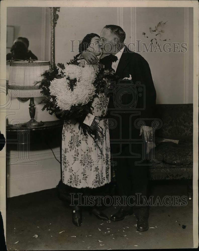 1922 Press Photo NY Governor elect Alfred Smith kisses his wife at Democrat HQ - Historic Images