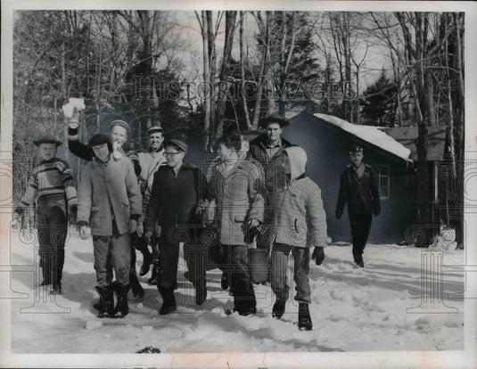 1960 Press Photo Euclid Scout troop 322 at Luthern XChurch in the snow - Historic Images