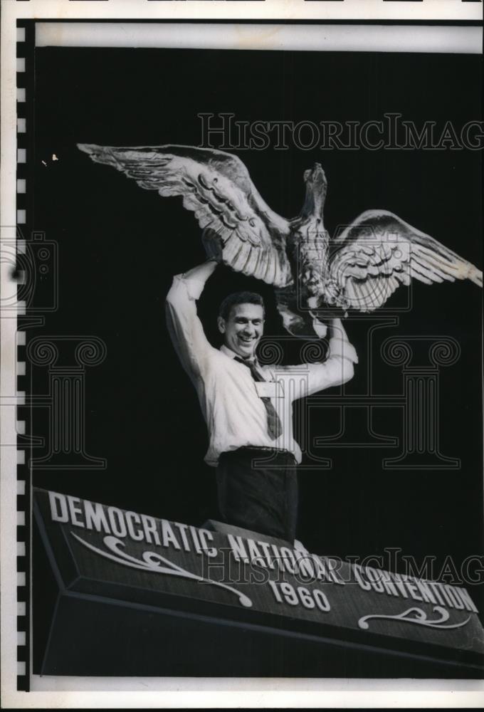 1960 Press Photo Bill Greenwald tears down decorations for Democratic Natl - Historic Images