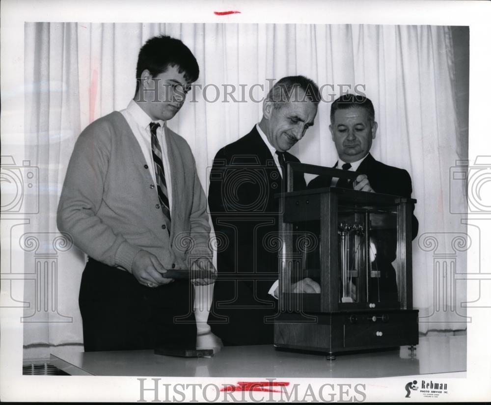 1967 Press Photo A precision balance given to Brecksville High School. - Historic Images