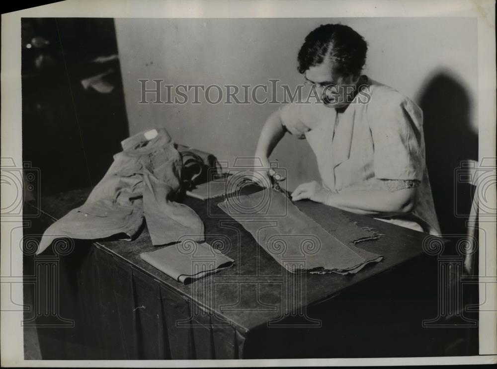 1939 Press Photo Worker on a WPA sewing for needy persons at Charleston W.Va. - Historic Images
