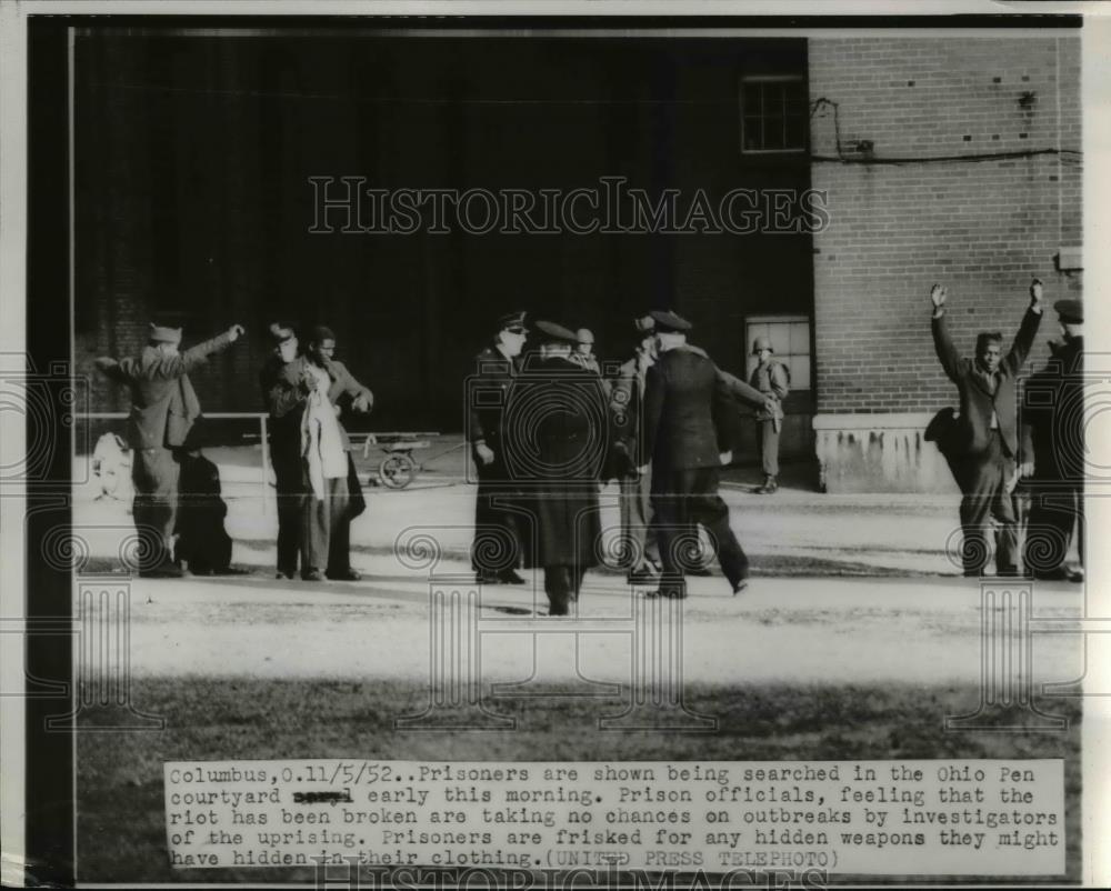 1952 Press Photo Prisoners Shown Being Searched In The Ohio Pen Courtyard - Historic Images