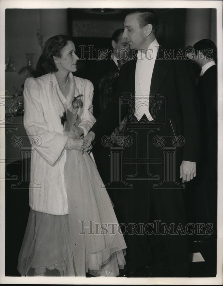1940 Press Photo Mrs. James Roosevelt and John M Gates. - Historic Images