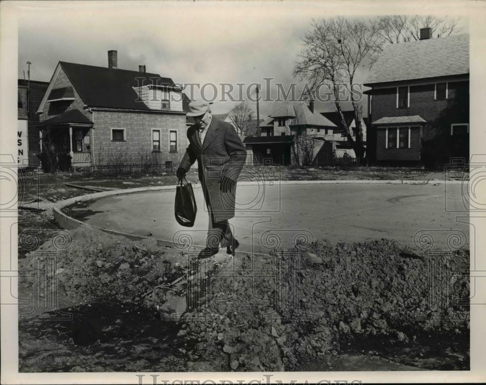 1966 Press Photo Felix Bakalar - Historic Images