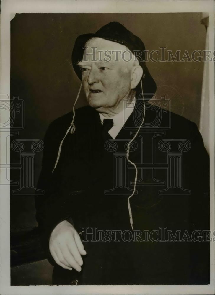 1935 Press Photo Vice Pres. John N. Garner arrived in Seatlle in Stormy Weather. - Historic Images