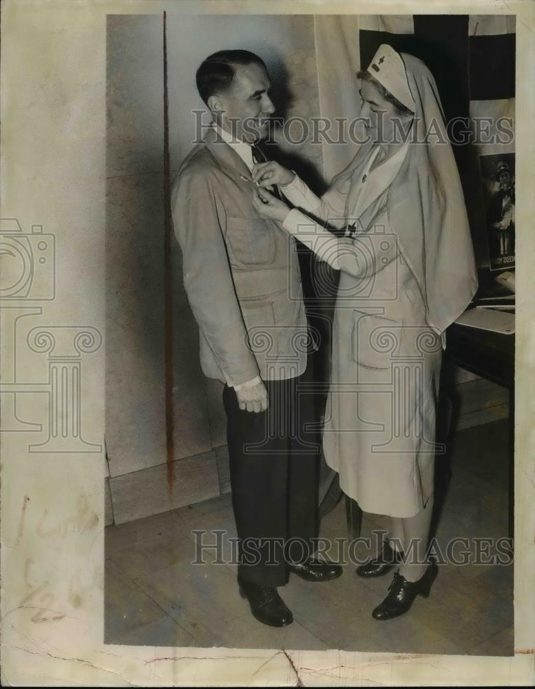 1941 Press Photo Mrs AR Scheele pins Red Cross button on Edmond Dreyfus - Historic Images