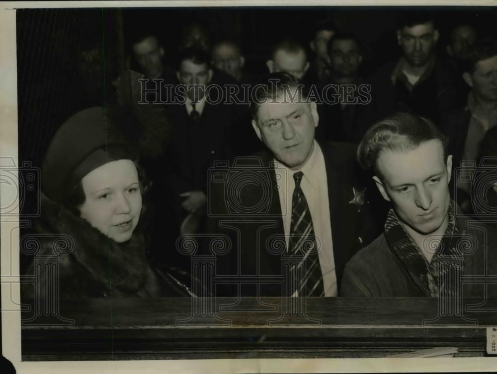 1940 Press Photo James Donnan &amp; Wife Made Up in Street Charged Obstructing Traff - Historic Images