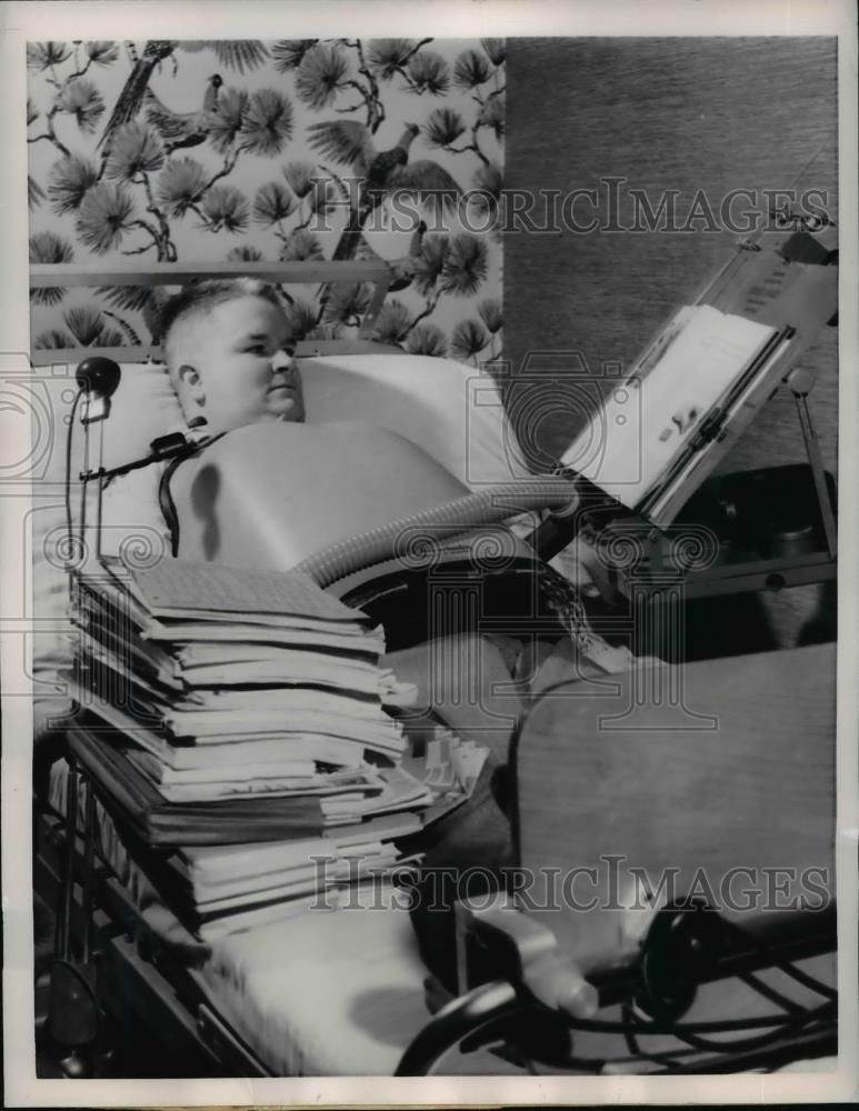 1956 Press Photo Sanford Shaleen poli victim works with auto page turner - Historic Images