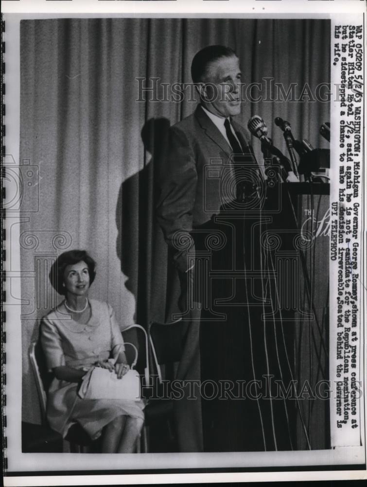 1963 Press Photo Michigan Governor George Romney and Lenore Romney at press - Historic Images