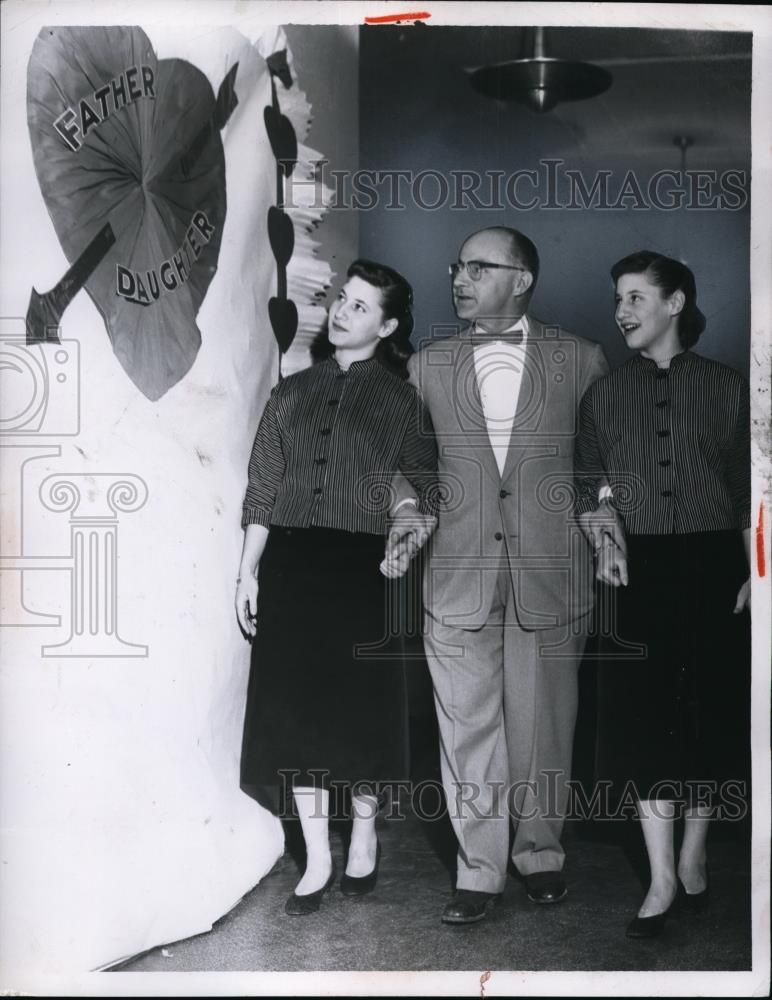 1957 Press Photo Mr. Tolin On Their Way To Cafeteria With His Twin Daughters - Historic Images