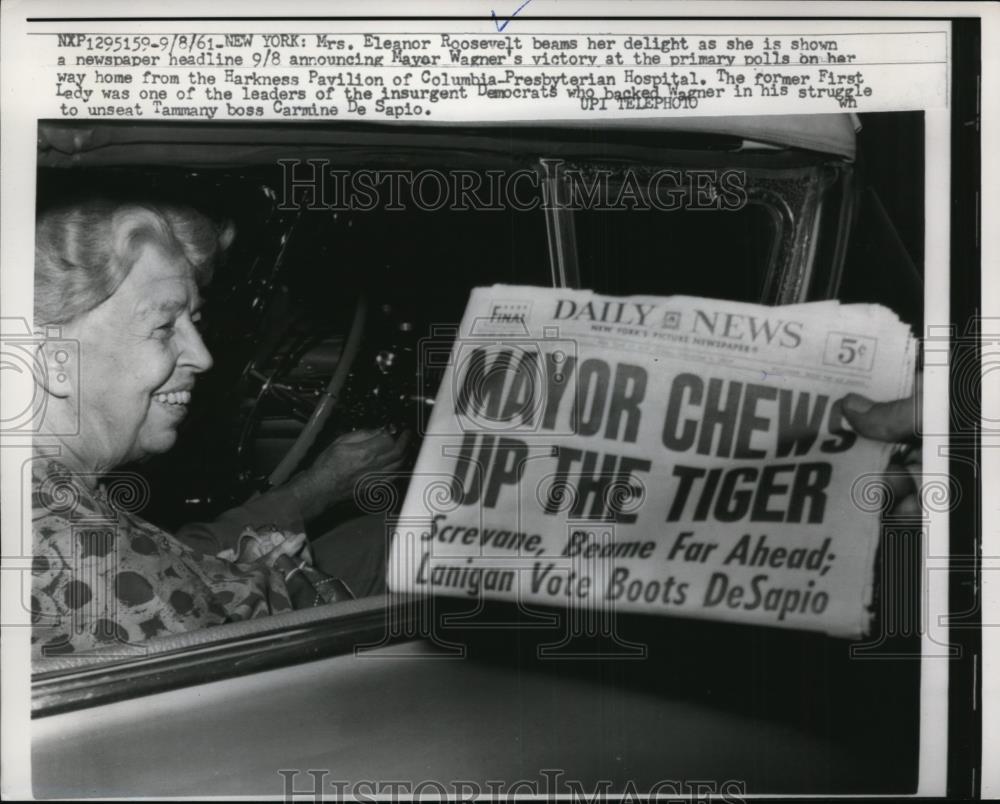 1961 Press Photo Mrs Franklin D Roosevelt With Paper Announcing Wagner Victory - Historic Images
