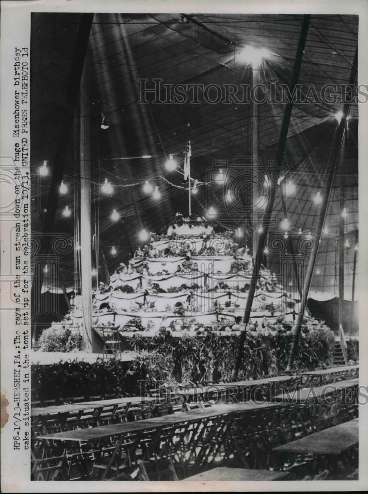 1968 Press Photo Huge Eisenhower Birthday cake set up for celebration. - Historic Images