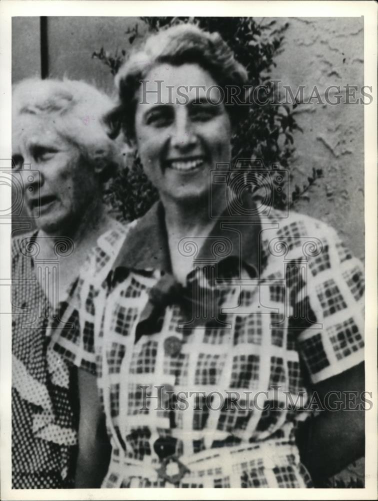 1936 Press Photo Mrs Hazel Engeseth teacher from LA California in Warsaw - Historic Images