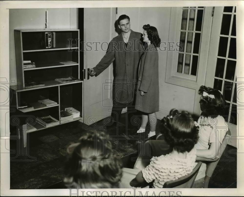 1944 Press Photo Jack Bergman Opens Door for Jewell Anderson YMCA Social Skills - Historic Images