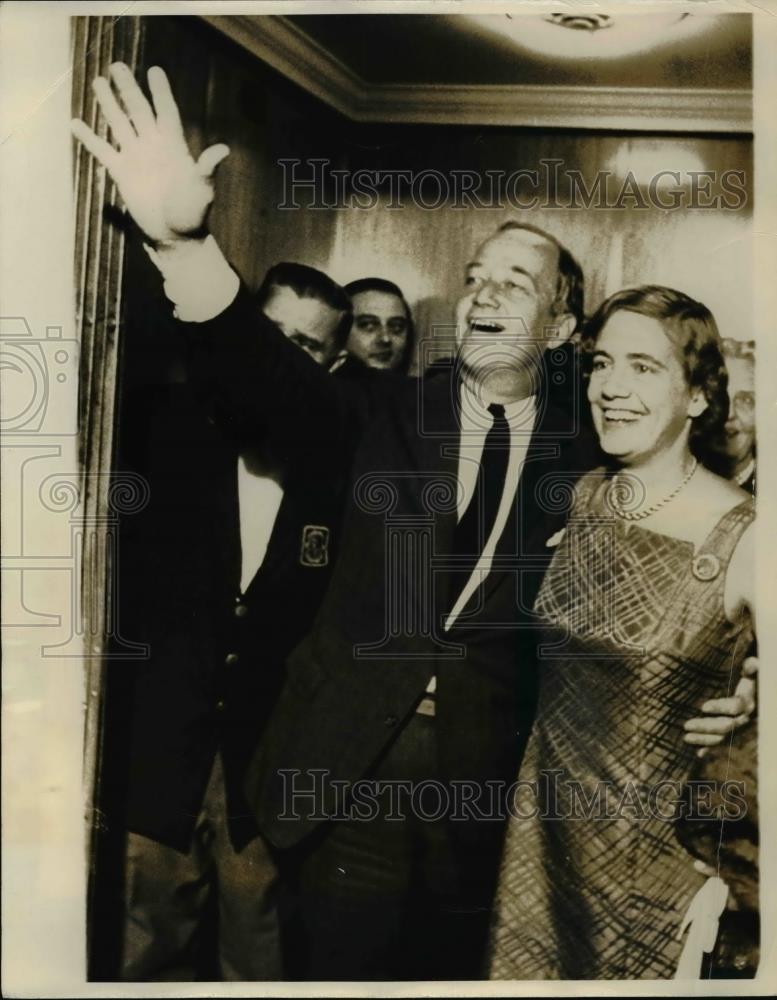 1968 Press Photo Charles McC Mathias Jr &amp; wife arrive at Senate race HQ - Historic Images