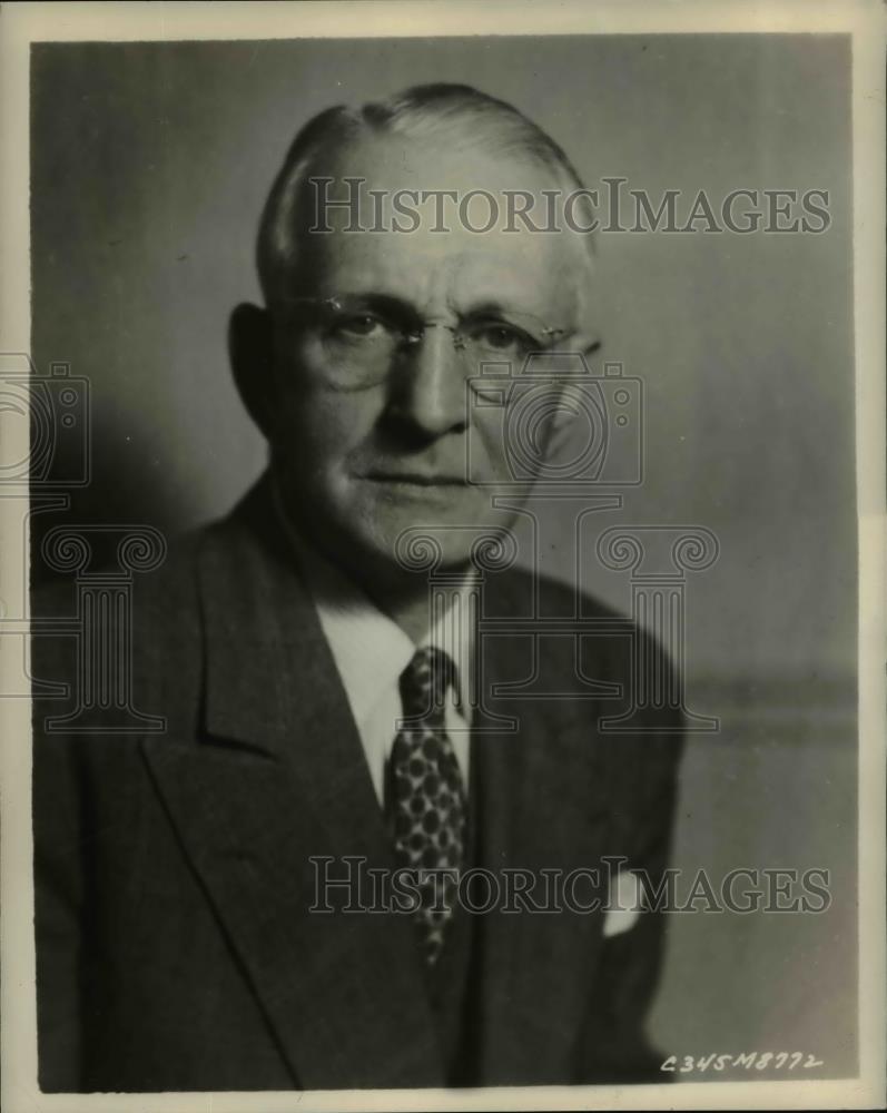 1945 Press Photo H. Seanor VP Mack International Motor Truck Corp - Historic Images