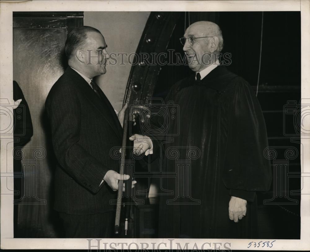 1939 Press Photo F. Barrett(L) to retiree Judge Cornelius Collins - Historic Images