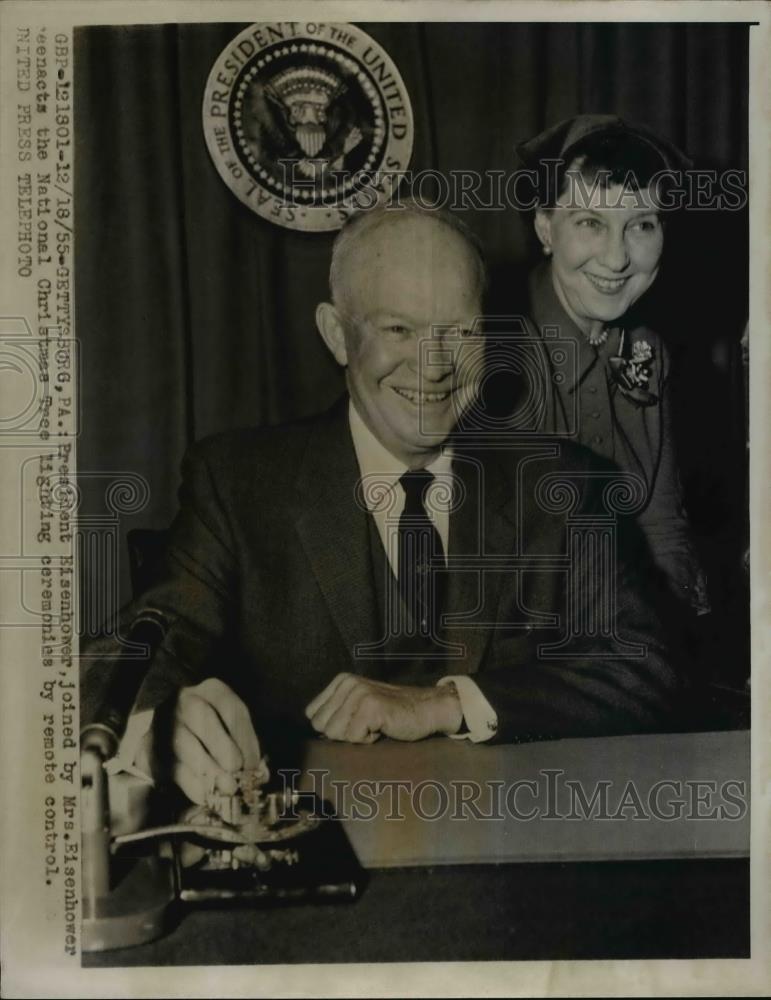 1955 Press Photo President & Mrs Eisenhower for National Christmas tree lighting - Historic Images