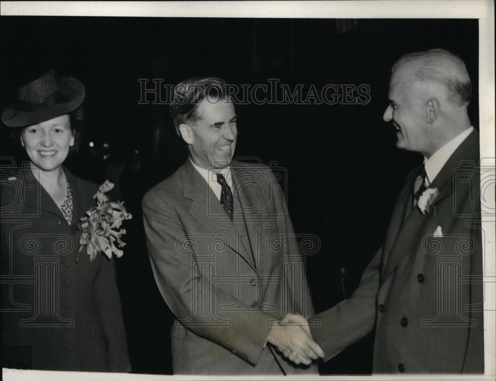 1940 Press Photo Democratic Party Leader Edward Flynn &amp; Wife Greet Henry Wallace - Historic Images