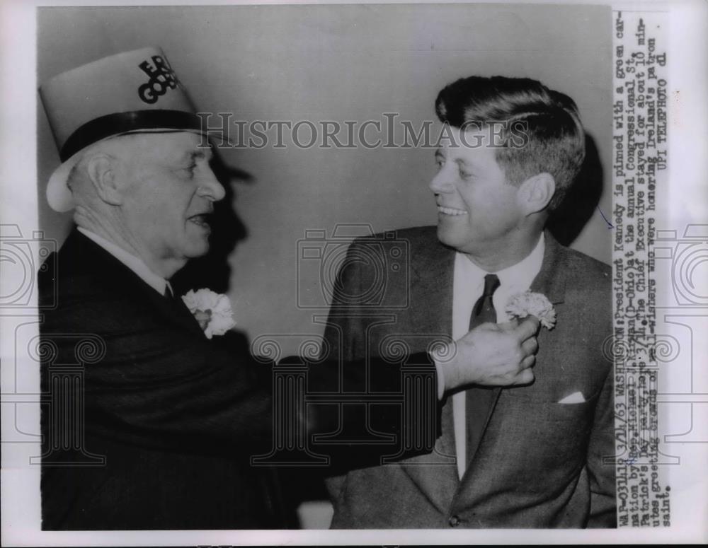 1963 Press Photo Pres. John Kennedy pinned with a green carnation. - Historic Images