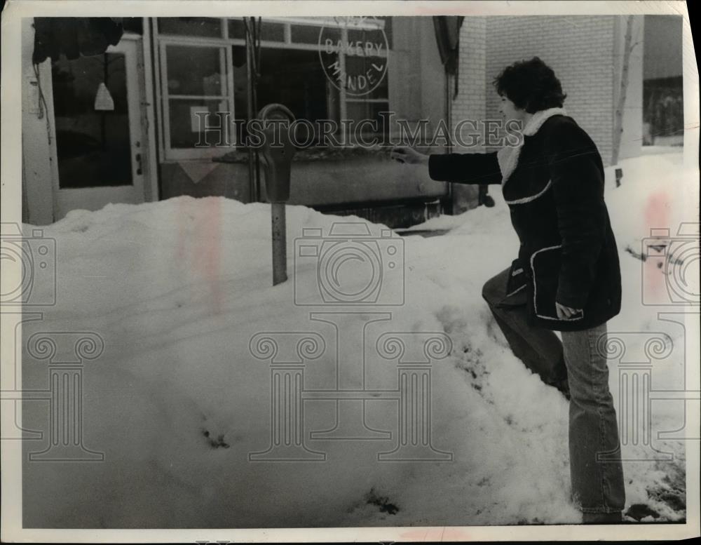 1973 Press Photo Les Keller of Mayfield Heights in Snow - Historic Images