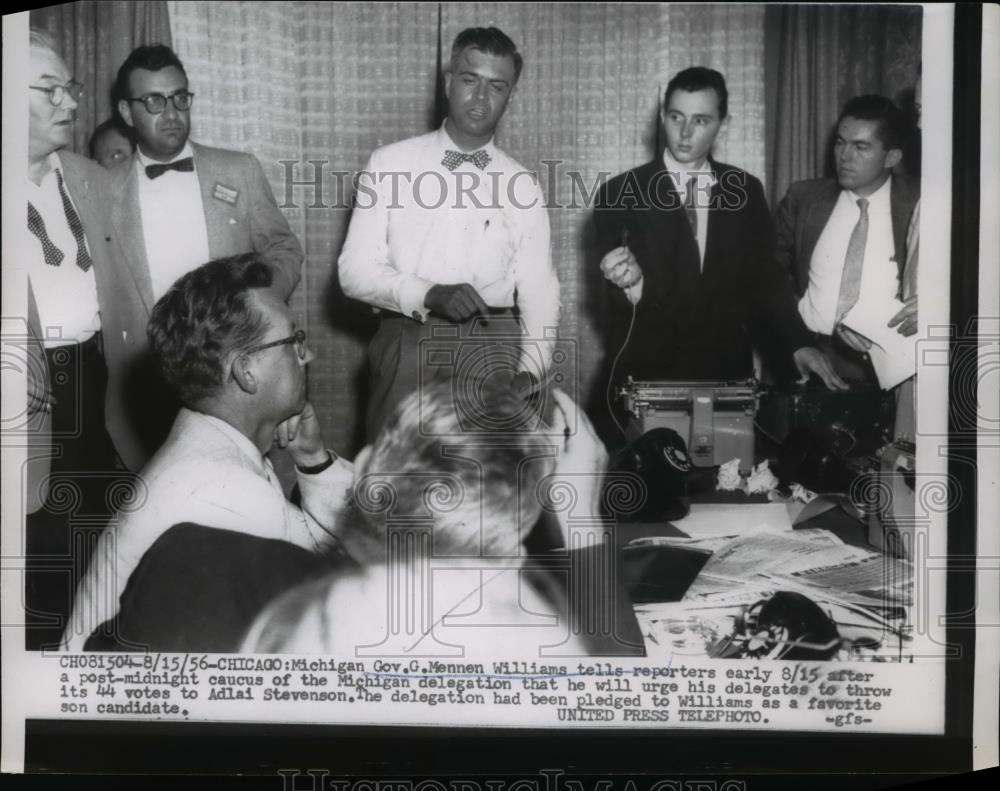 1956 Press Photo Michigan Governor G Mennen Williams and Reporters in Chicago - Historic Images