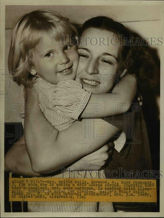 1947 Press Photo Mrs Sylvia Kelly & daughter Rosemary of Norwood Ohio - Historic Images