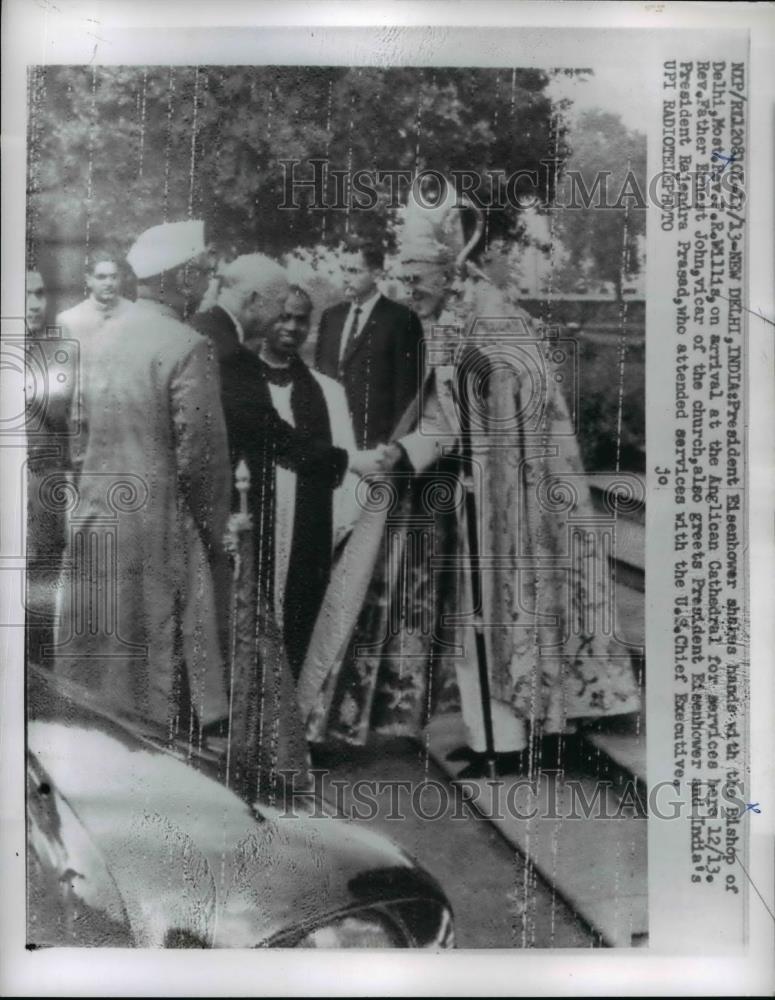 1959 Press Photo Pres.Eisenhower hand shake Bishop of NEw Delhi, Rev.F.R. Willis - Historic Images