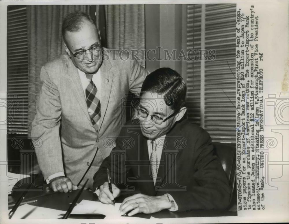 1960 Press Photo Shiro Inoue, Bank of Japan, Signs Loan w Lynn U. Stambaugh - Historic Images