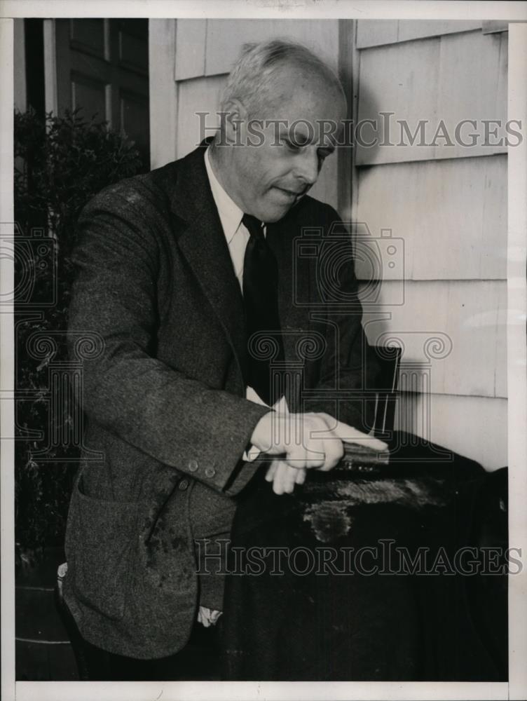 1938 Press Photo Norman Thomas, noted socialist leader cleans topcoat. - Historic Images