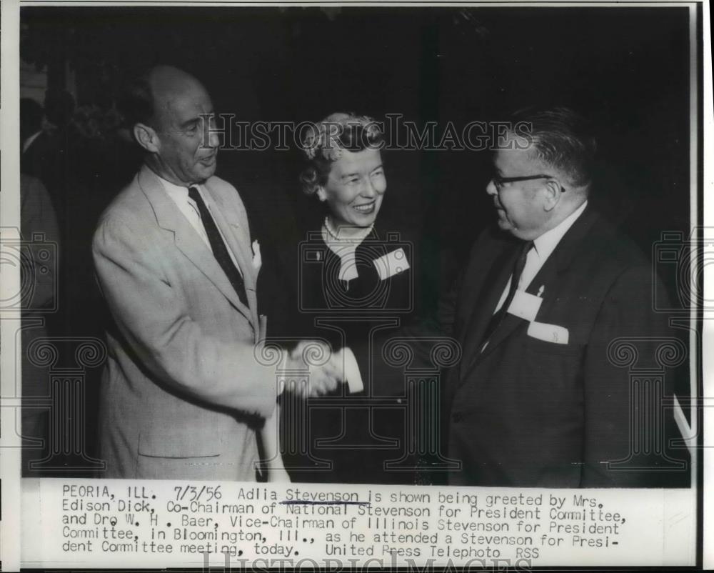 1956 Press Photo Peoria Ill-Adlai Stevenson with Mrs. Edison Dick &amp; Dr. W H Baer - Historic Images