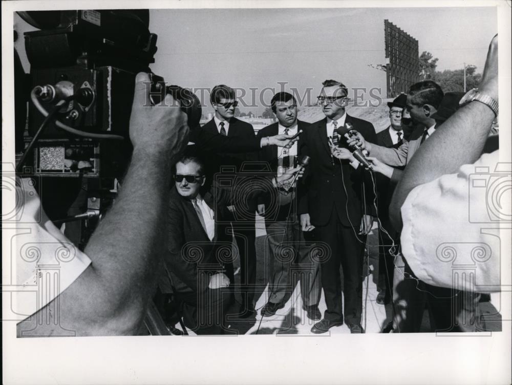 1967 Press Photo Allan Johnson And Eden Kruczyk With Mayor Locka. - Historic Images