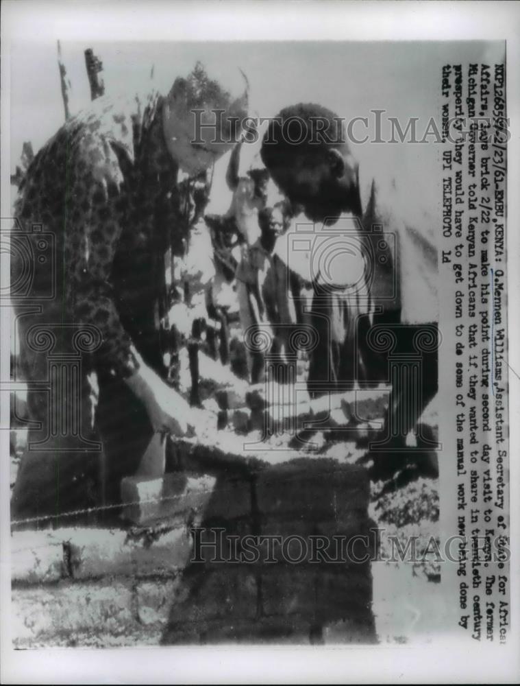 1961 Press Photo Embu: Kenya: O Mennen Williams during visit to Kenya - Historic Images